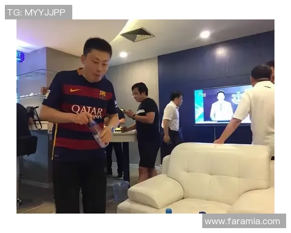 巴西足球明星齐聚看台合影留念展现团结与激情