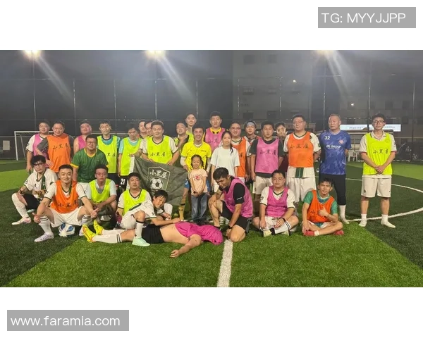 足球明星亲临现场与粉丝互动拍照分享快乐瞬间 足球明星亲临现场与粉丝互动拍照分享快乐瞬间