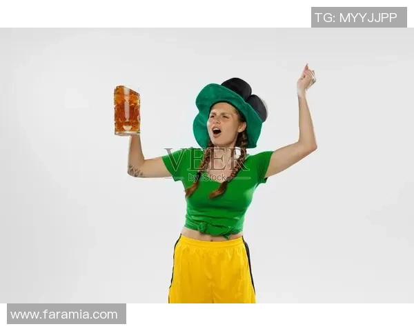 足球明星与啤酒杯的完美结合展现运动与休闲的魅力 足球明星与啤酒杯的完美结合展现运动与休闲的魅力